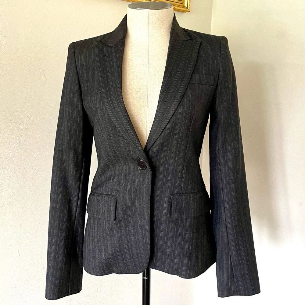 Gorgeous NWT Theory Charcoal Pinstripe Wool Blend Blazer Size: 0 - Picture 2 of 12